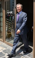 [포토] 식당나서는 문재인 대표