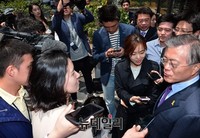 [포토] 질문에 답하는 문재인 대표