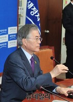 [포토] 정청래 직무정지 발표하는 문재인 대표