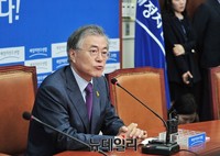 [포토] 긴급간담회 갖는 문재인 대표