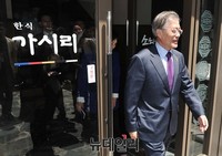 [포토] 오찬 끝내고 떠나는 문재인 대표