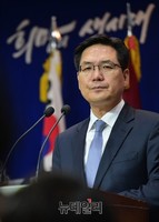 [포토] 질의 듣는 김민석 대변인