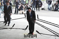 [포토] 고개숙인 이완구 전 국무총리