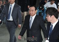 [포토] 검찰청으로 들어서는 이완구 전 국무총리