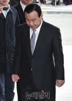 [포토] 참담한 표정으로 검찰청 들어서는 이완구 전 총리