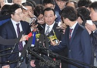 [포토] 취재진에 둘러쌓인 이완구 전 국무총리