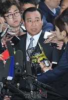 [포토] 취재진의 질문에 답하는 이완구 전 총리