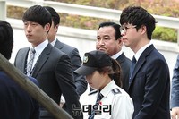 [포토] 검찰 직원 보호 받으며 청사로 들어서는 이완구