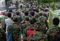 [포토] 총기난사 훈련장 퇴소하는 예비군들