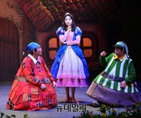 [영상] 가족뮤지컬 '마법에걸린 일곱난쟁이' 개막