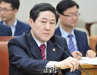 [포토] 질문에 답하는 유기준 해양수산부 장관