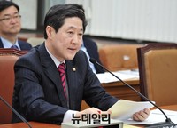 [포토] 질문에 답하는 유기준 해양수산부 장관