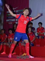 [포토] 두손들고 입장하는 지소연