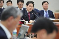 [포토] 국회출석한 유기준 해양수산부 장관
