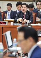 [포토] 의원들의 질문 경청하는 유기준 해수부장관