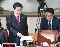 [포토] 자리에 앉는 유기준 해양수산부 장관