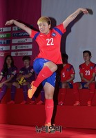 [포토] 여자축구국가대표팀 출정식, 독특한 포즈 이소담