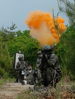 [포토] 탐색구조헬기 요청하는 항공구조사