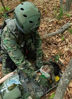 [포토] 조난 조종사 응급처치하는 항공구조사