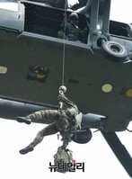 [포토] 탐색구조헬기에서 내려오는 항공구조사