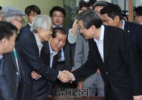 [포토] 관악구 주민들과 인사 나누는 새누리당 김무성 대표