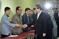 [포토] 사법시험 존치여부 간담회 참석한 김무성 대표