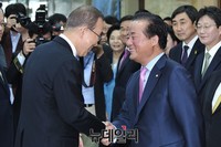 [포토] 인사 나누는 반기문 사무총장과 정갑윤 부의장