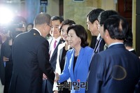 [포토] 악수 나누는 반기문 총장과 심상정 원내대표