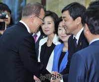 [포토] 인사 나누는 반기문 총장과 이종걸 새정치 원내대표