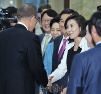 [포토] 인사 나누는 반기문 사무총장과 나경원 의원