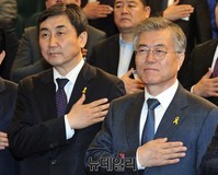 [포토] 국민의례하는 새정치민주연합 문재인-이종걸