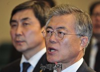 [포토] 애국가 제창하는 문재인 대표와 이종걸 원내대표