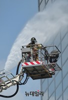 [포토] 민관 합동 초고층건축물화재 대피 훈련