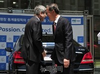 [포토] 지나치는 허창수 회장과 조양호 조직 위원장