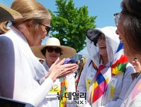 [포토] 위민크로스, 대화나누는 '글로리아 스타이넘-유승희'