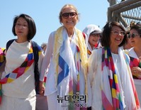 [포토] 도보로 행사장 이동하는 위민크로스 대표단