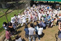 [포토] 민통선 철책길 걷는 위민크로스 대표단