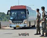 [포토] 버스로 민통선 넘어오는 위민크로스 대표단