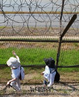 [포토] 민통선 철책선 걷는 위민크로스 참가자