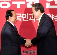 [포토] 레탄하이 호치민시 당서기와 악수 나누는 김무성