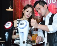 [포토] 맥주추출과정 배우는 다비치 강민경
