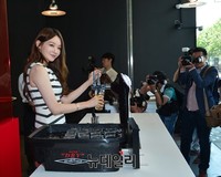 [포토] 일일 '엑스트라 콜드바' 마이스터로 변신한 강민경