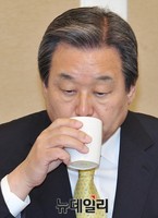 [포토] 물마시는 새누리당 김무성 대표