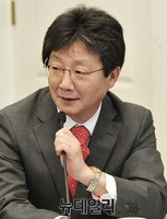 [포토] 인사말 하는 유승민 새누리당 원내대표