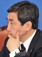 [포토] 고민하는 새정치민주연합 이종걸 원내대표