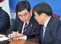 [포토] 대화 나누는 이종걸-강기정 의원