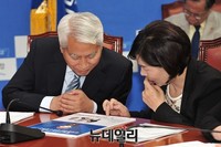 [포토] 대화 나누는 백군기-최민희