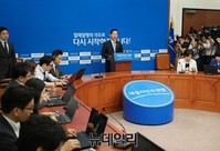 [포토] 기지회견 갖는 김상곤 혁신위원장