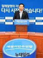 [포토] 기자들의 질문에 답하는 김상곤 혁신위원장