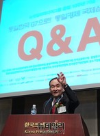 [포토] 질의에 답하는 신창민 원장